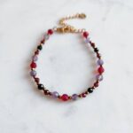 Bransoletka znak zodiaku Skorpion - Ametyst, Hematyt, Turmalin czarny, Granat i Jadeit Rubinowy 2 Elegancka bransoletka z koralików i kamieni naturalnych ze złotymi dodatkami.