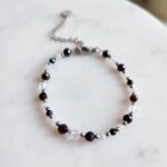 Bransoletka znak zodiaku Koziorożec - Turmalin czarny, Kamień księżycowy, Granat, Hematyt i Kryształ górski 6 Delikatna bransoletka handmade z naturalnymi granatami i jasnymi kamieniami na marmurze.