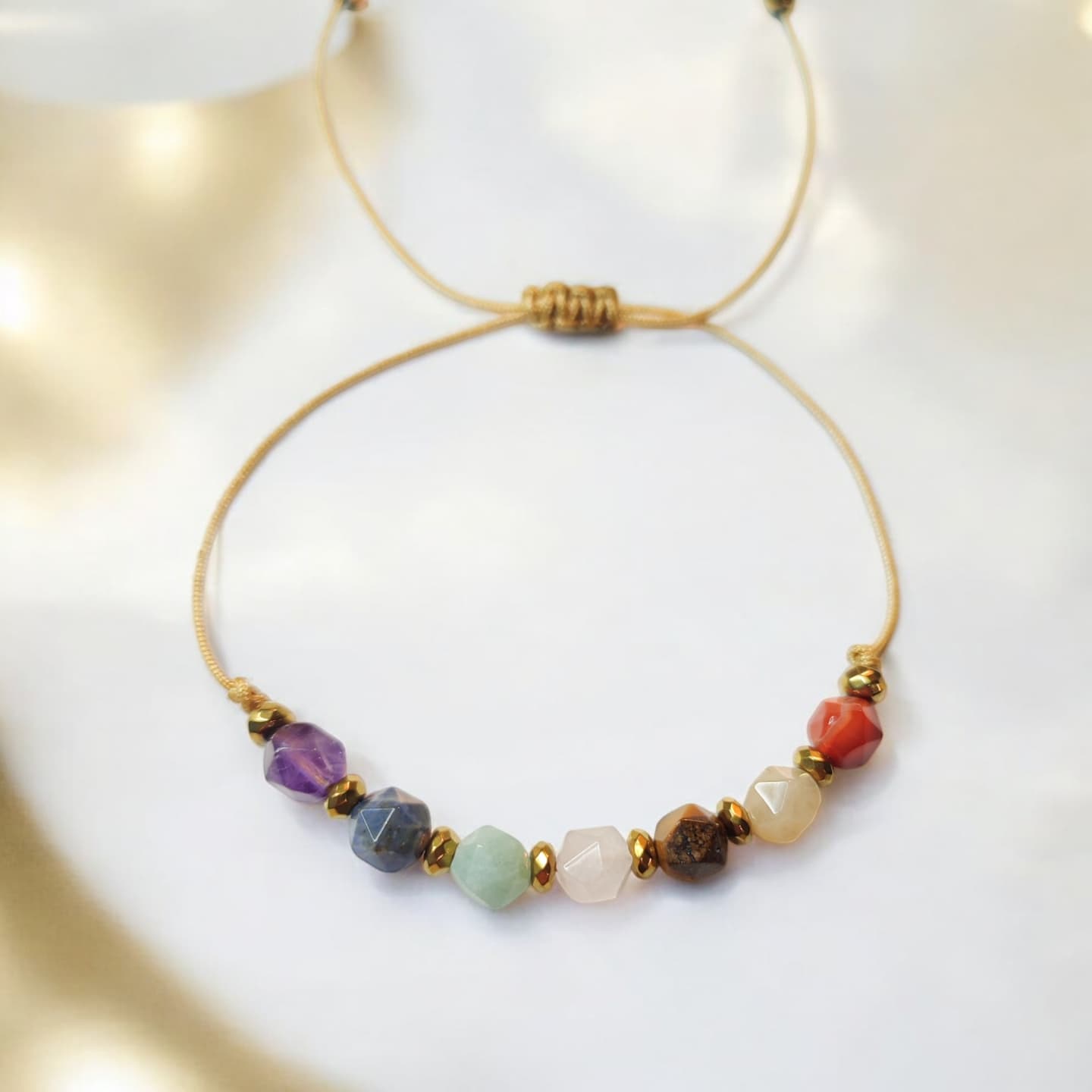Minimalistyczna Bransoletka Sznurkowa z Kamieniami Minimalistyczna beżowa bransoletka sznurkowa handmade z siedmioma kolorowymi kamieniami naturalnymi.