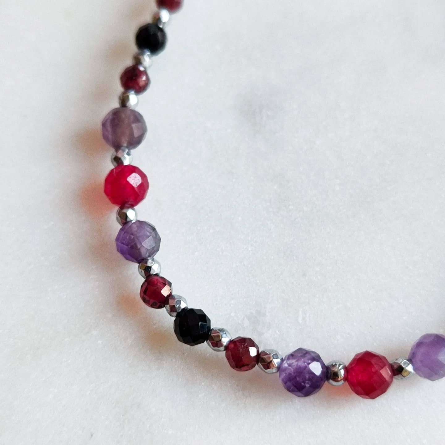 Elegancki Naszyjnik Handmade z Kamieni Naturalnych Elegancki naszyjnik handmade z fasetowanych kamieni naturalnych na jasnym tle.