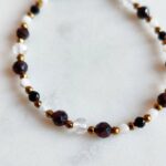 Bransoletka znak zodiaku Koziorożec - Turmalin czarny, Kamień księżycowy, Granat, Hematyt i Kryształ górski 8 Ręcznie robiona bransoletka z fasetowanych kamieni naturalnych na jasnym tle.