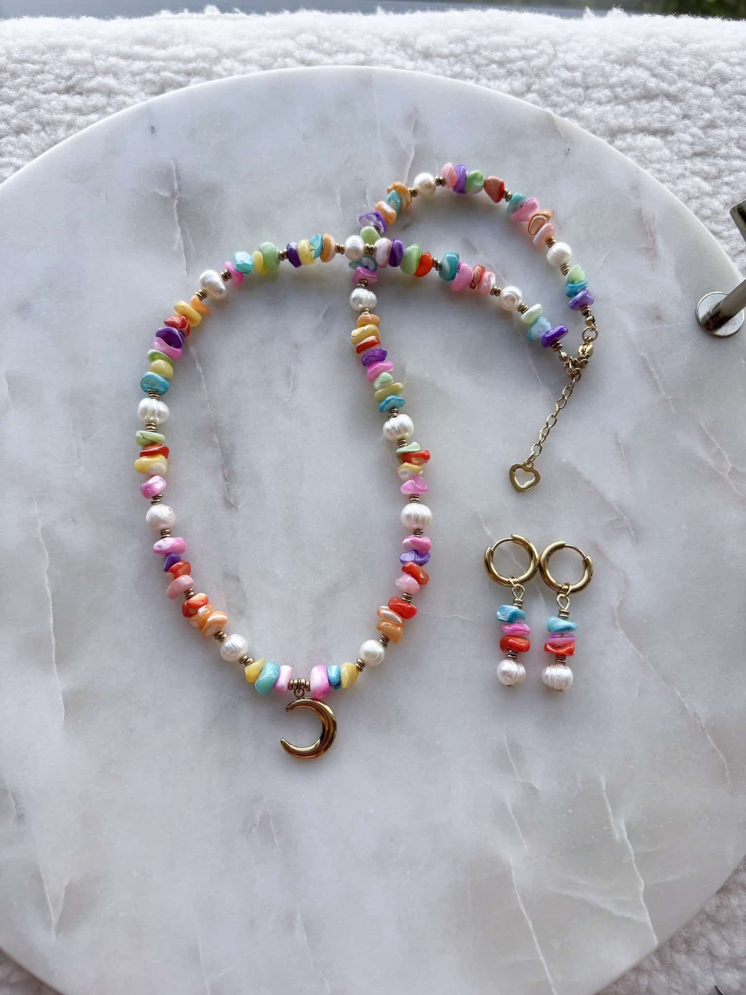 Kolorowy komplet biżuterii boho Kolorowy komplet biżuterii boho: naszyjnik i kolczyki z pereł oraz naturalnych kamieni.