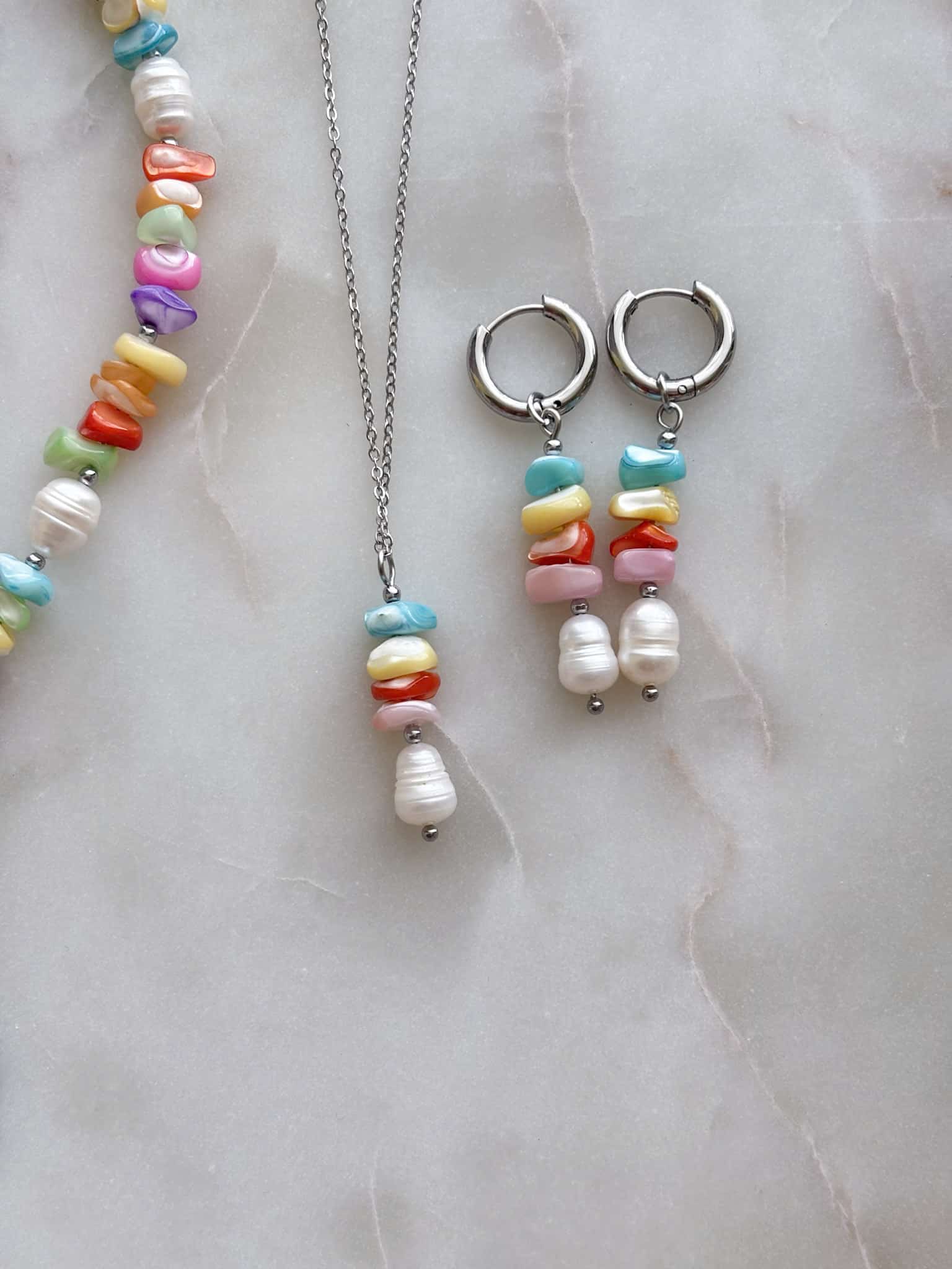Komplet biżuterii handmade z perłami Komplet biżuterii handmade z perłami i kolorowymi kamieniami naturalnymi.