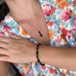 Komplet czarnej biżuterii handmade – delikatny naszyjnik i bransoletka w letniej stylizacji.
