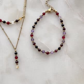 Komplet złotej biżuterii handmade: delikatny naszyjnik i bransoletka z kamieni naturalnych.