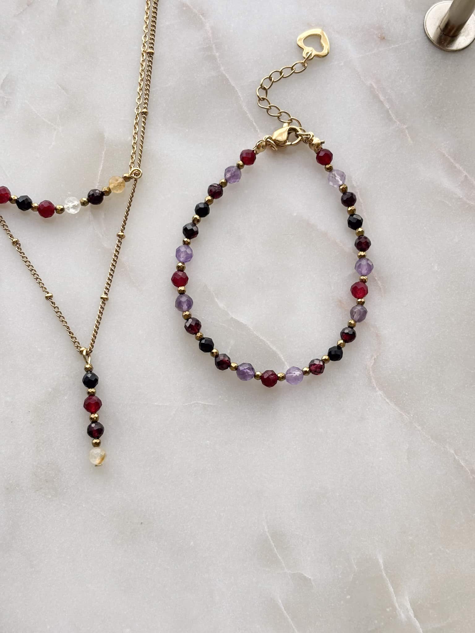 Komplet złotej biżuterii handmade: delikatny naszyjnik i bransoletka z kamieni naturalnych.