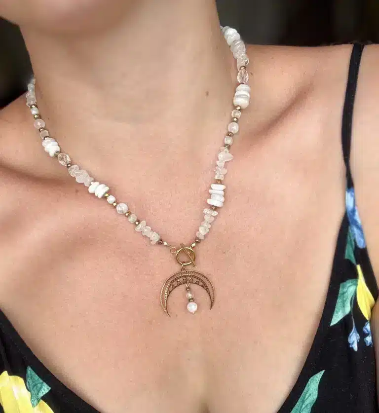 Naszyjnik boho z księżycem Naszyjnik boho z muszelek i pereł ze złotą zawieszką w kształcie księżyca.