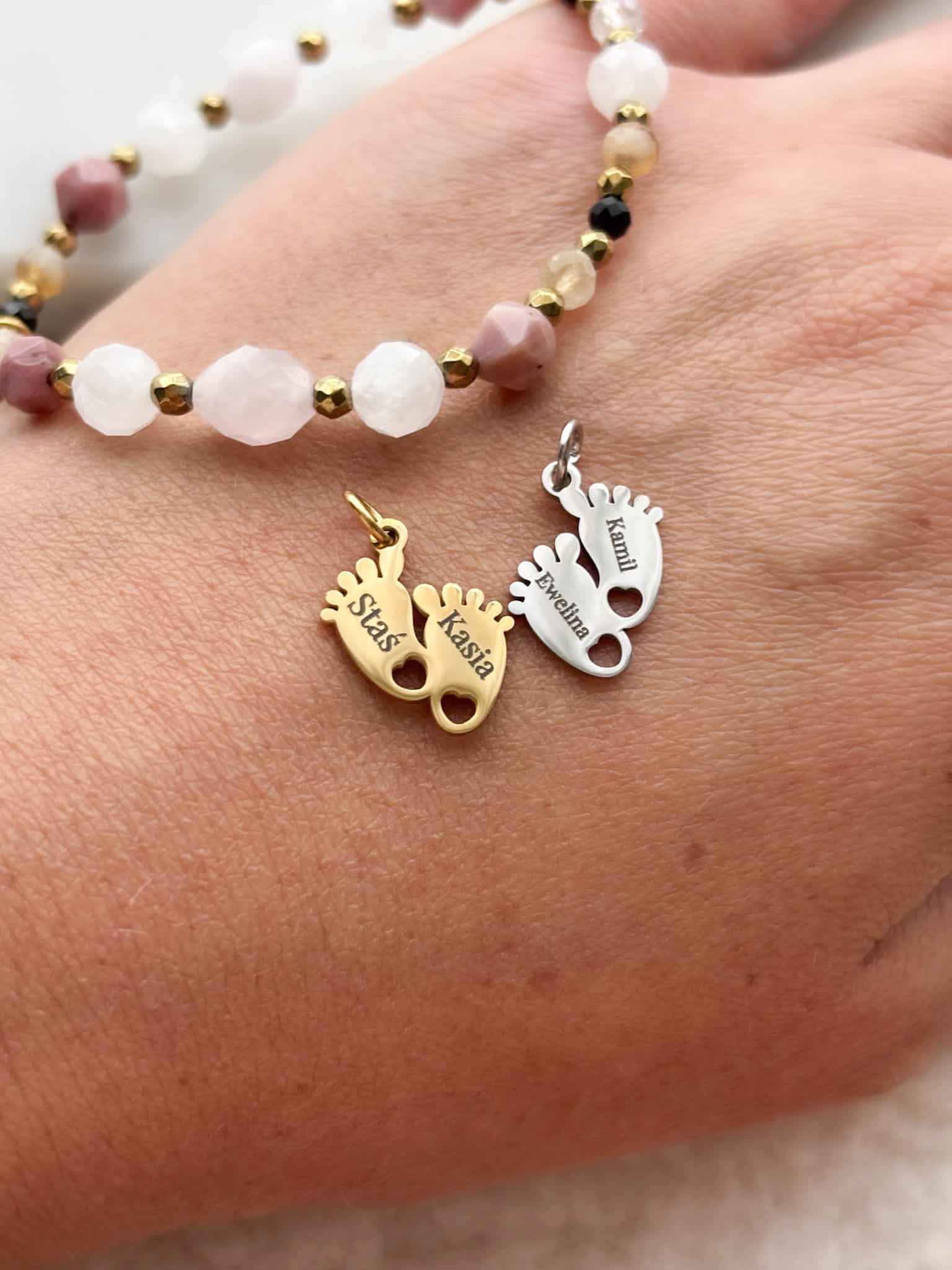 Personalizowana bransoletka dla mamy z koralików z grawerowanymi zawieszkami w kształcie stopek.