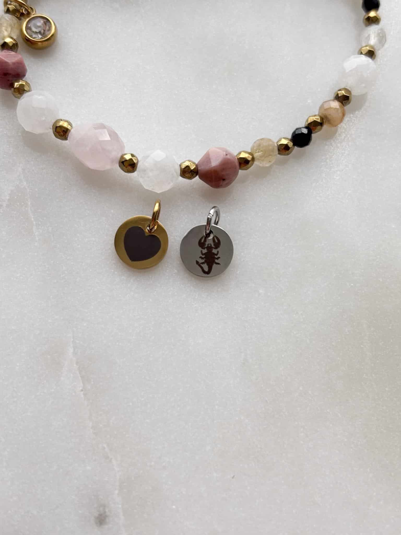 Personalizowana bransoletka z kamieni naturalnych z grawerowaną zawieszką ze znakiem zodiaku.