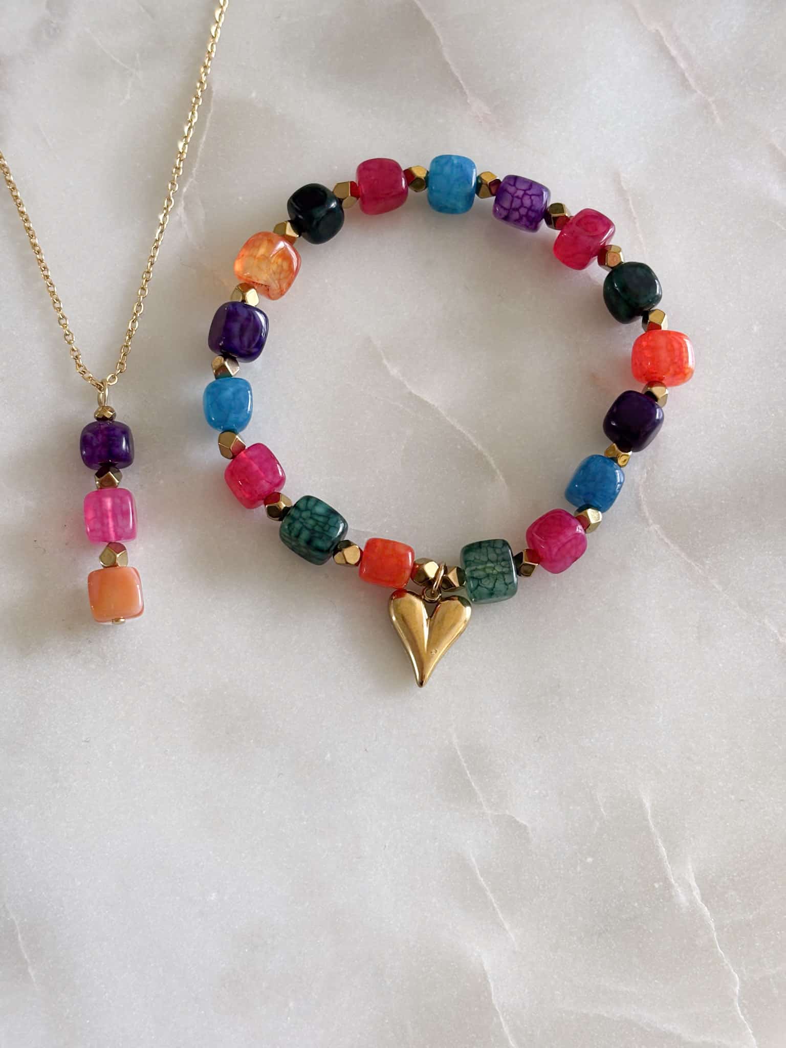 Kolorowy komplet biżuterii handmade Kolorowy komplet biżuterii handmade: bransoletka z koralików i delikatny naszyjnik.