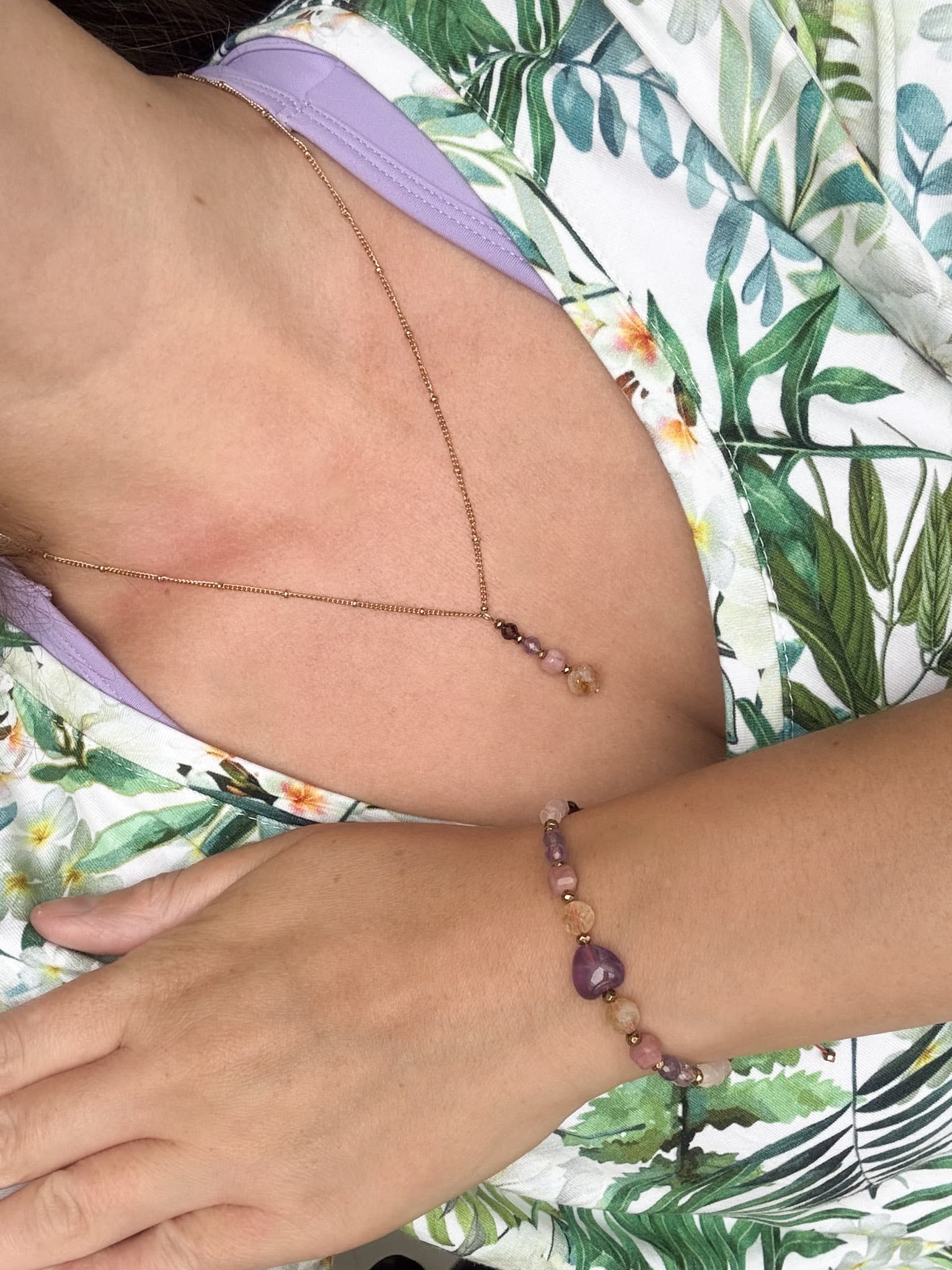 Komplet biżuterii z kamieni naturalnych Komplet biżuterii z kamieni naturalnych: delikatny naszyjnik i dopasowana bransoletka.
