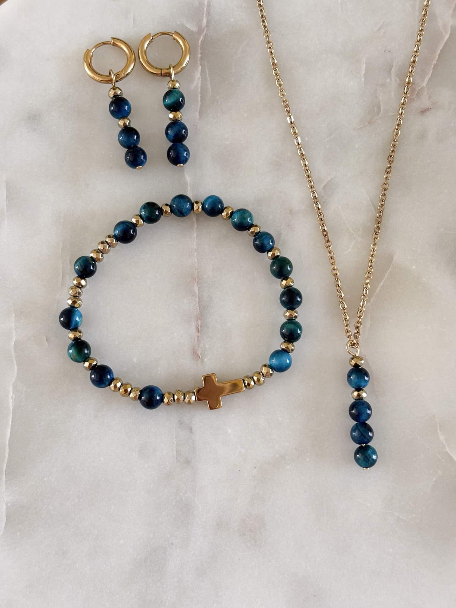 Niebieski komplet biżuterii handmade z kamieni naturalnych: naszyjnik, bransoletka i kolczyki.