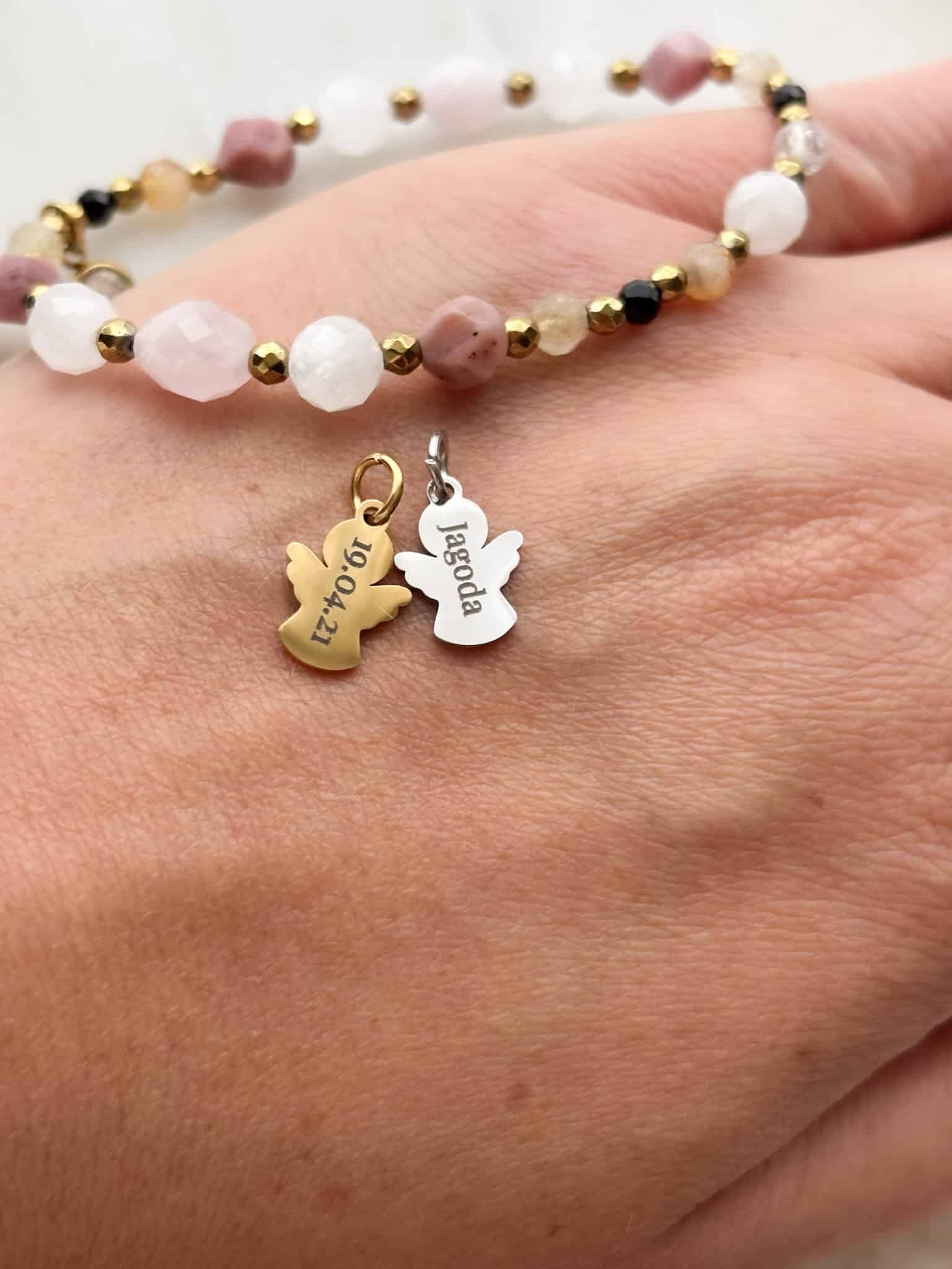 Personalizowana bransoletka z kamieni naturalnych z grawerowanymi zawieszkami w kształcie aniołków.