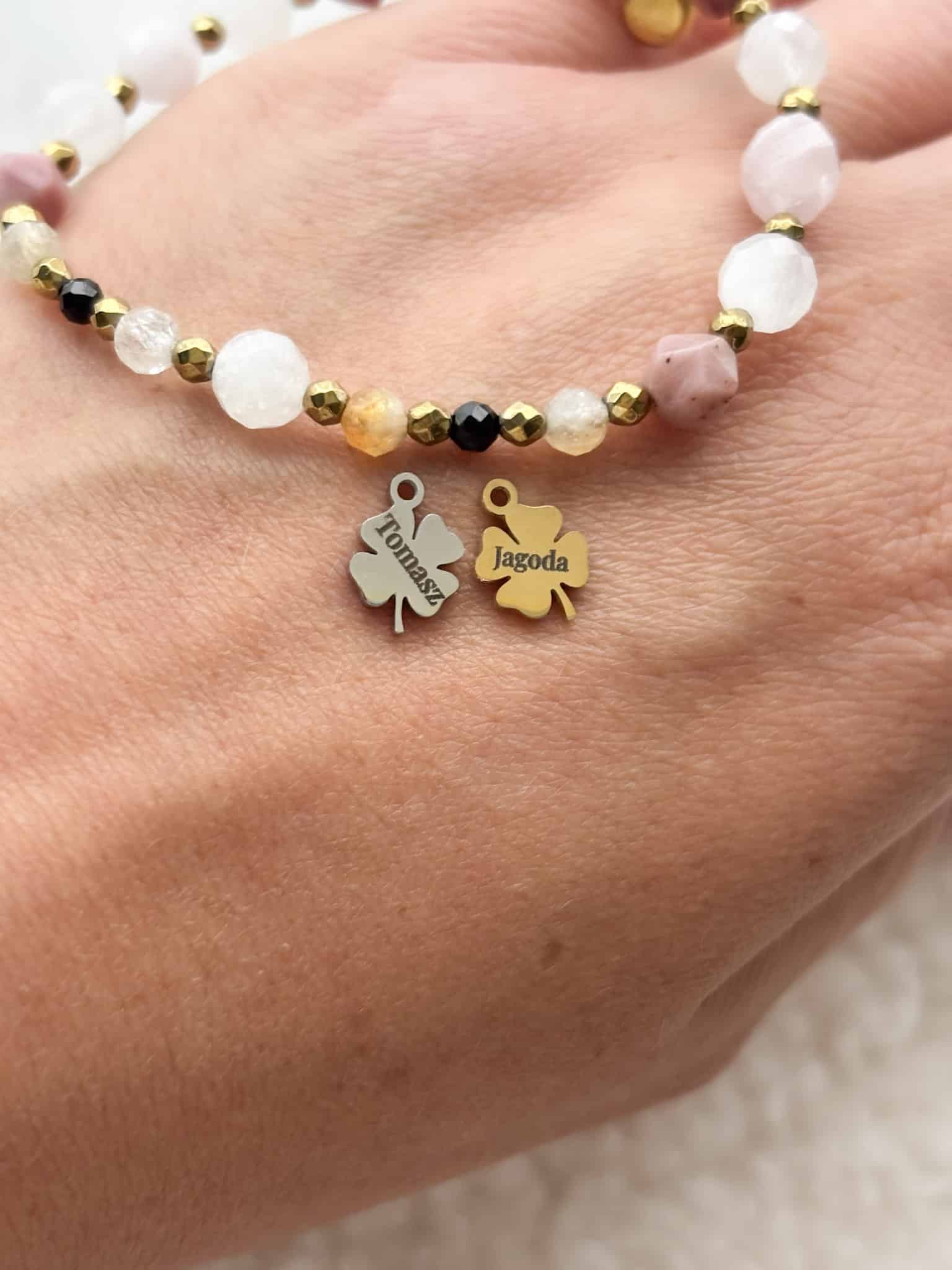 Personalizowana bransoletka z koralików z grawerowanymi koniczynkami z imionami Tomasz i Jagoda.