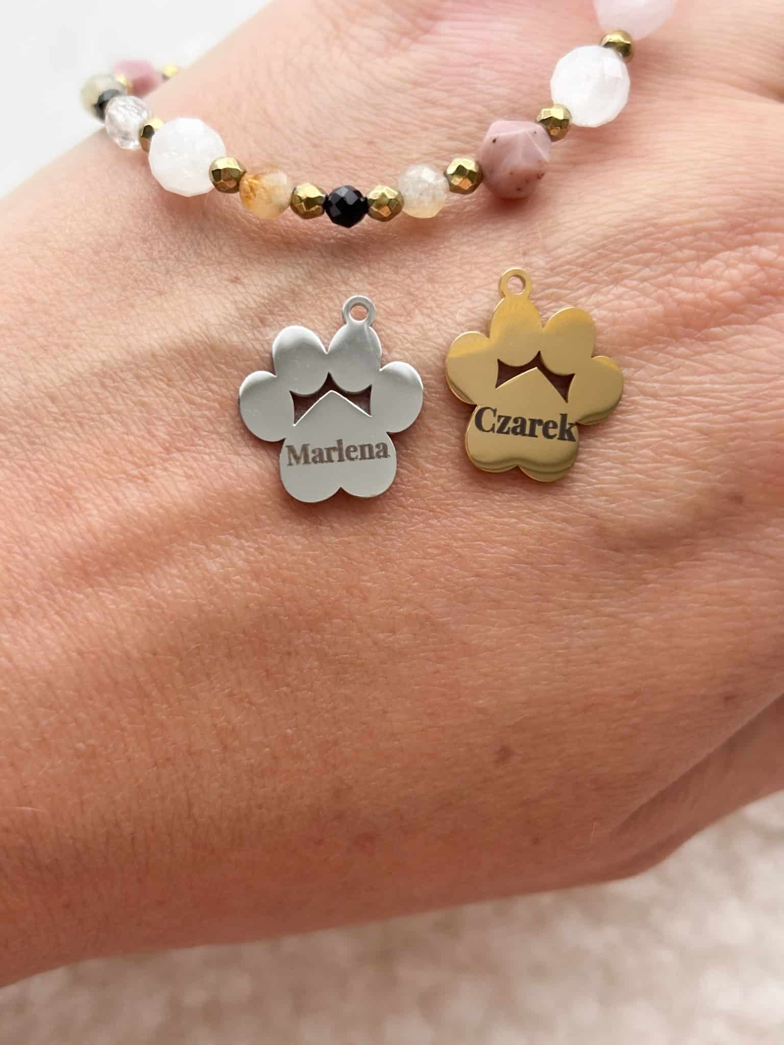 Personalizowana bransoletka z koralików oraz grawerowane zawieszki łapki z imionami.