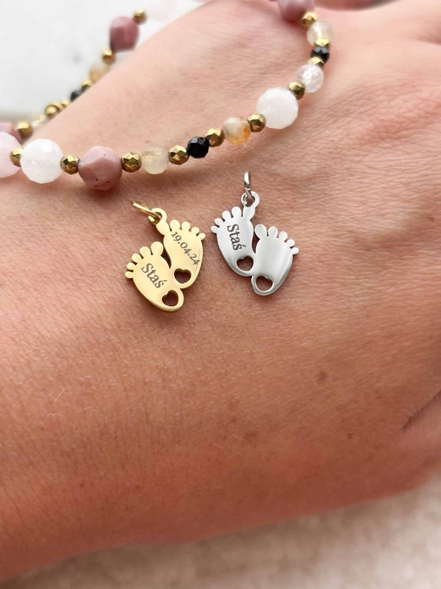 Personalizowana bransoletka z kamieni naturalnych i grawerowane zawieszki w kształcie stópek.