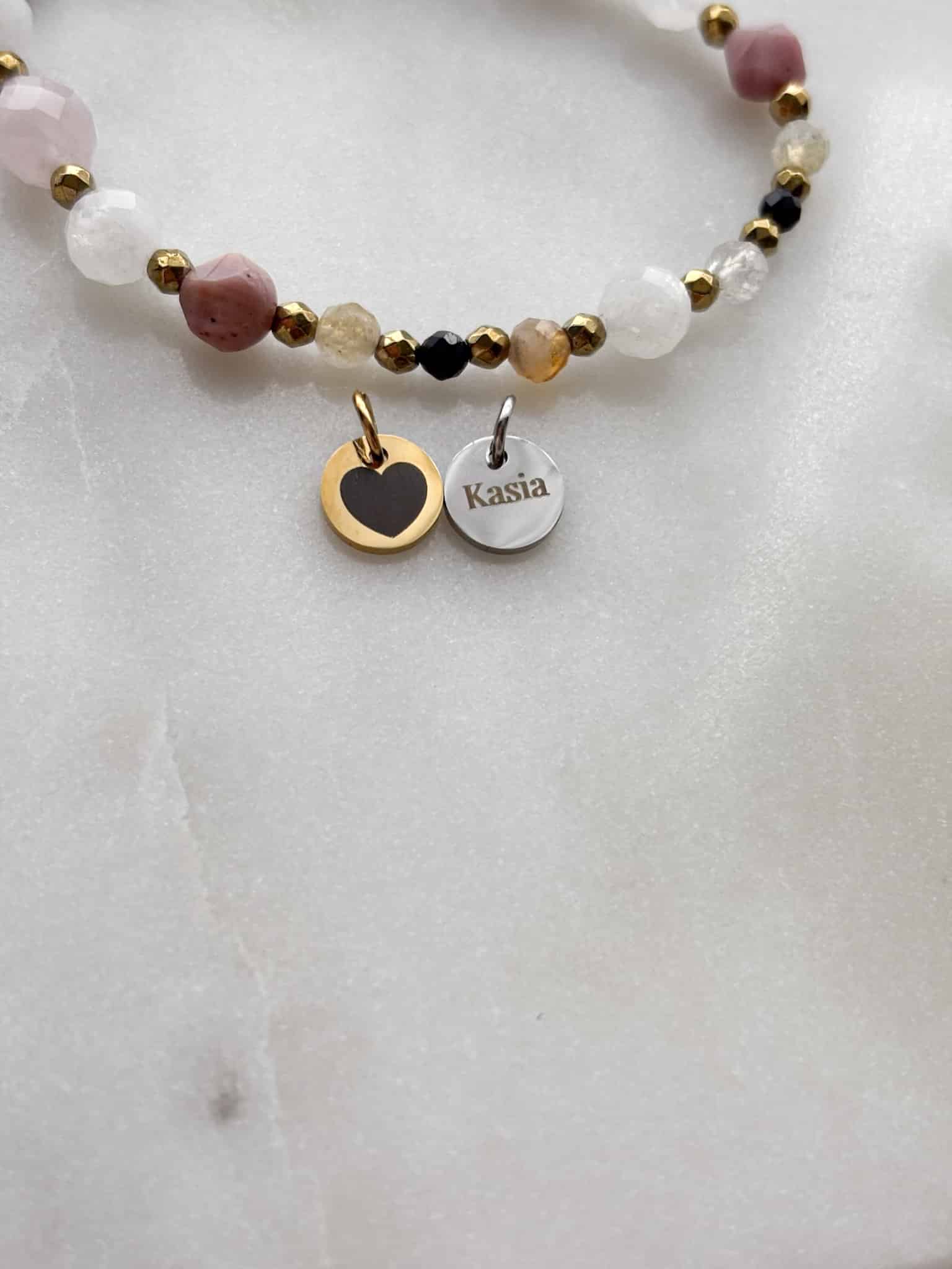 Ręcznie robiona bransoletka z kamieni naturalnych z personalizowanymi zawieszkami.
