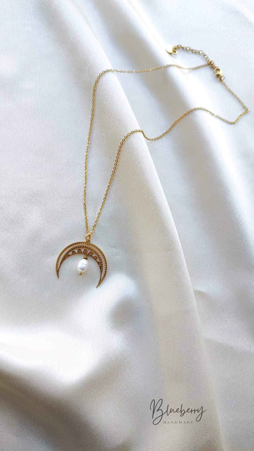 456583926897729 Łańcuszek z ażurową lunulą rogiem obfitości i perłą