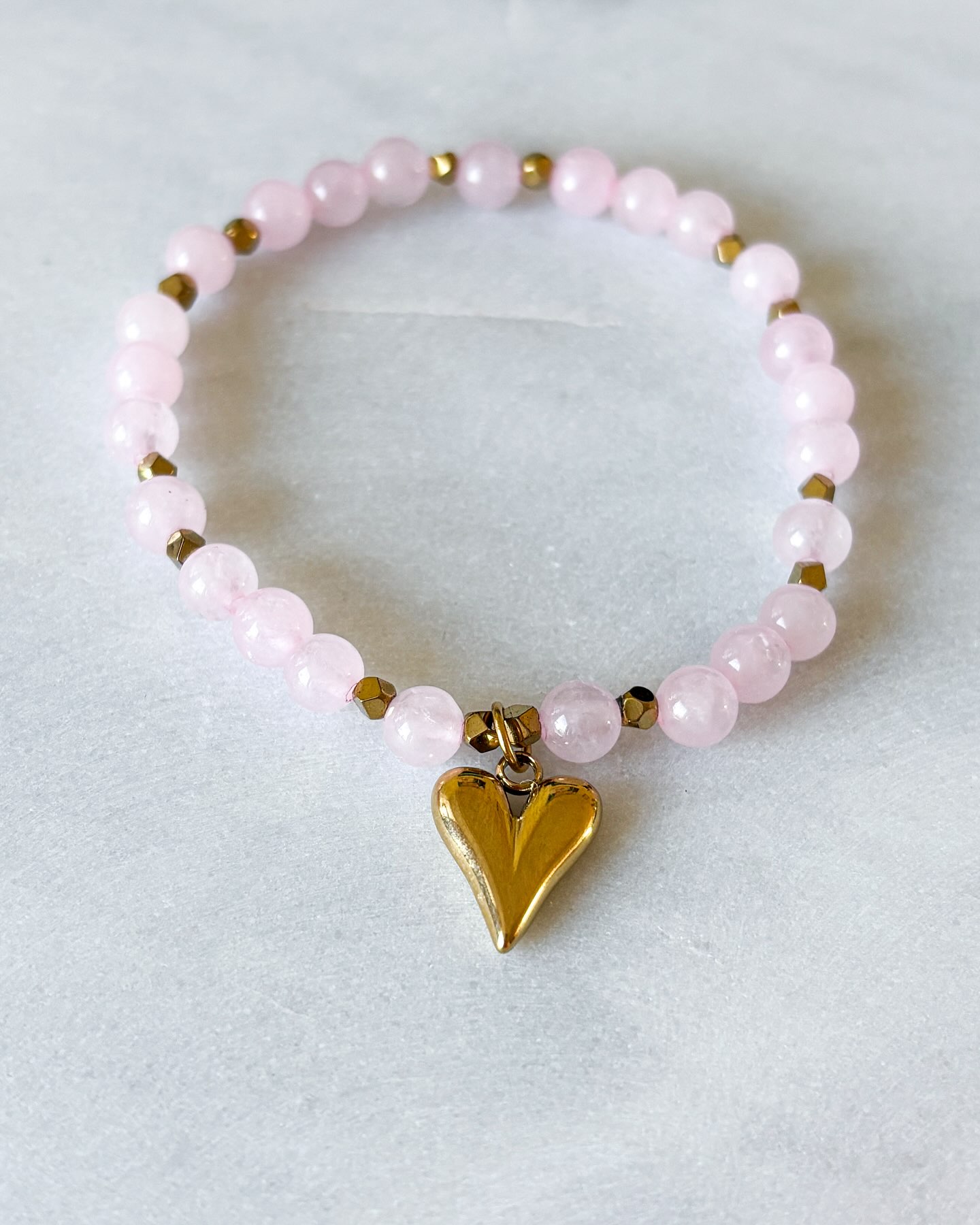 Bransoletka z kwarcem różowym i serduszkiem zapinana lub na gumce
